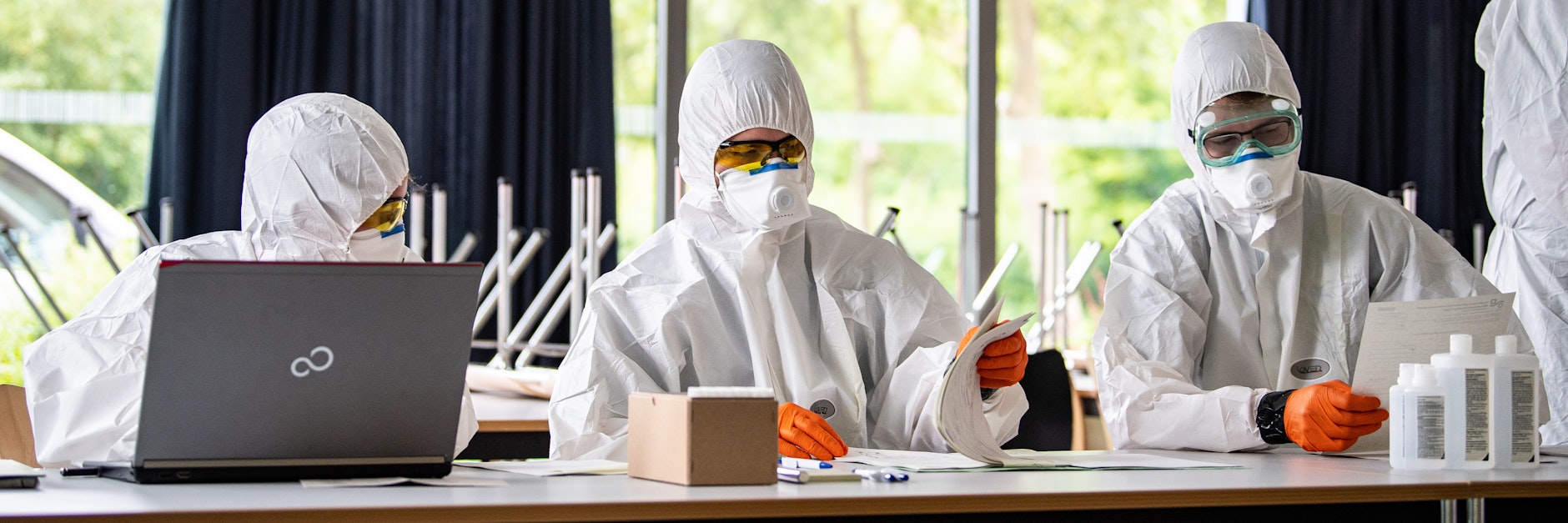 Mitarbeiter des Gesundheitsamts Mitte Mai bei der Vorbereitung von Corona-Tests in einer Schule in Nordrhein-Westfalen.