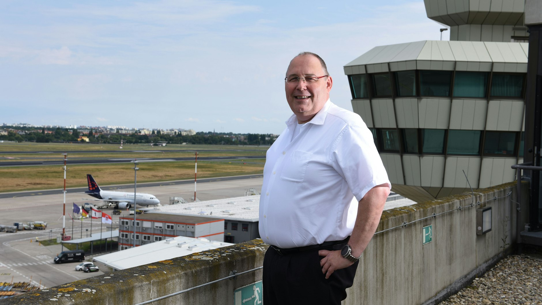 Andreas Berger im obersten Geschoss des Tegeler Flughafengebäudes. Noch stehen Flugzeuge und Gerätschaften der Bodenverkehrsdienste auf dem Vorfeld – aber viel weniger als noch vor einem halben Jahr.