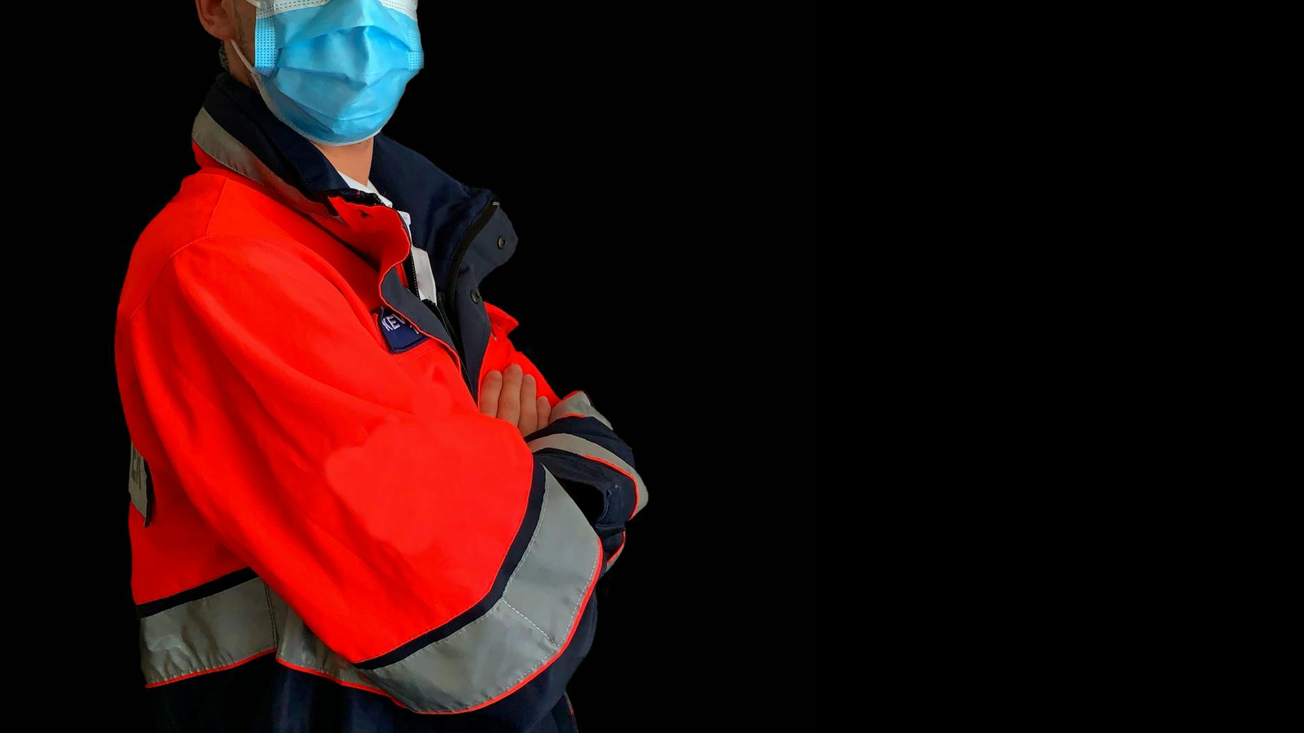 Kriminelle schlüpfen in Uniformen, um sich bei Senioren ins Vertrauen zu schleichen. Die Polizei warnt vor der Betrugsmasche mit falschen Sanitätern. <br>