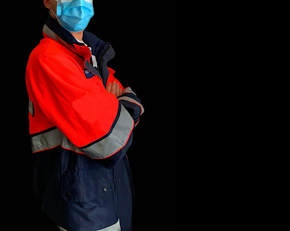 Kriminelle schlüpfen in Uniformen, um sich bei Senioren ins Vertrauen zu schleichen. Die Polizei warnt vor der Betrugsmasche mit falschen Sanitätern. <br>