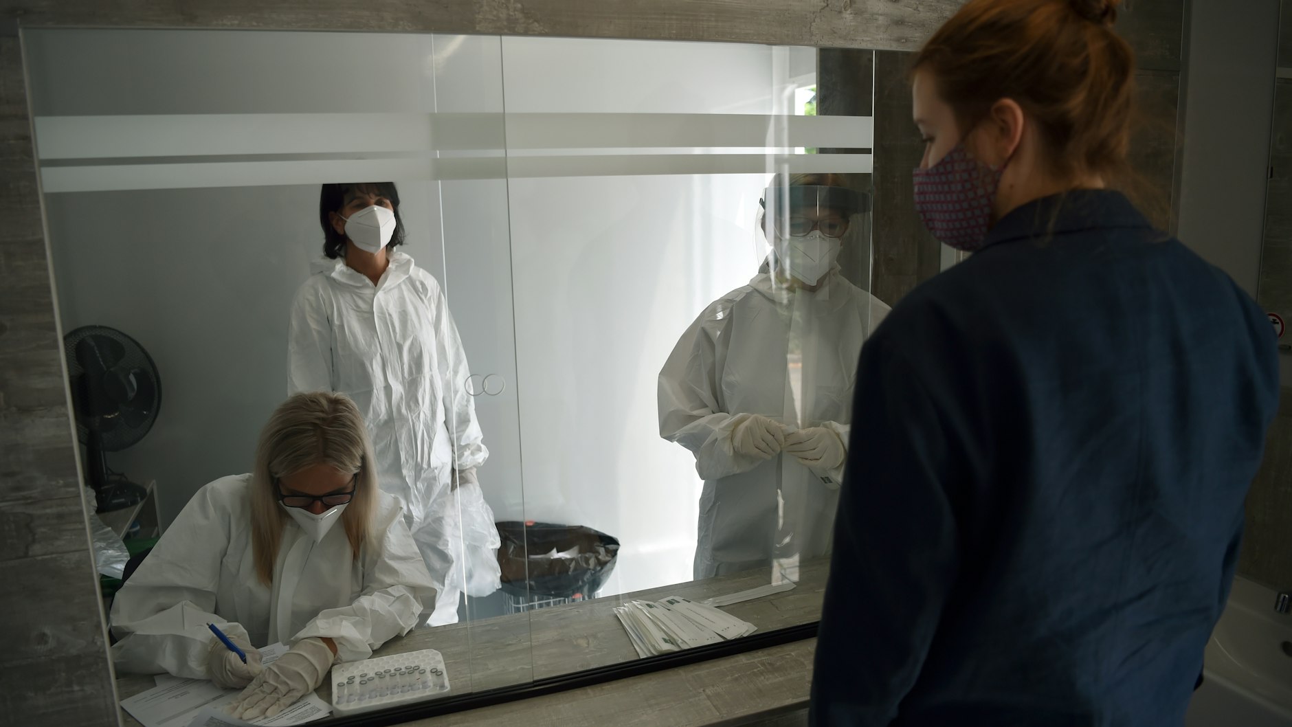 Im Corona-Testmobil sind Mediziner vom Gesundheitsamt Mitte im Bezirk unterwegs, um Corona-Tests anzubieten.