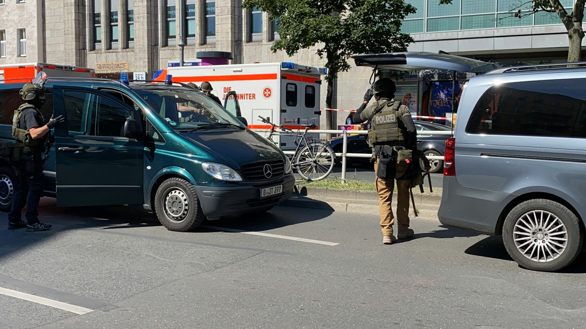 Spezialkräfte durchsuchten das Gebäude auf der Suche nach den tätern.