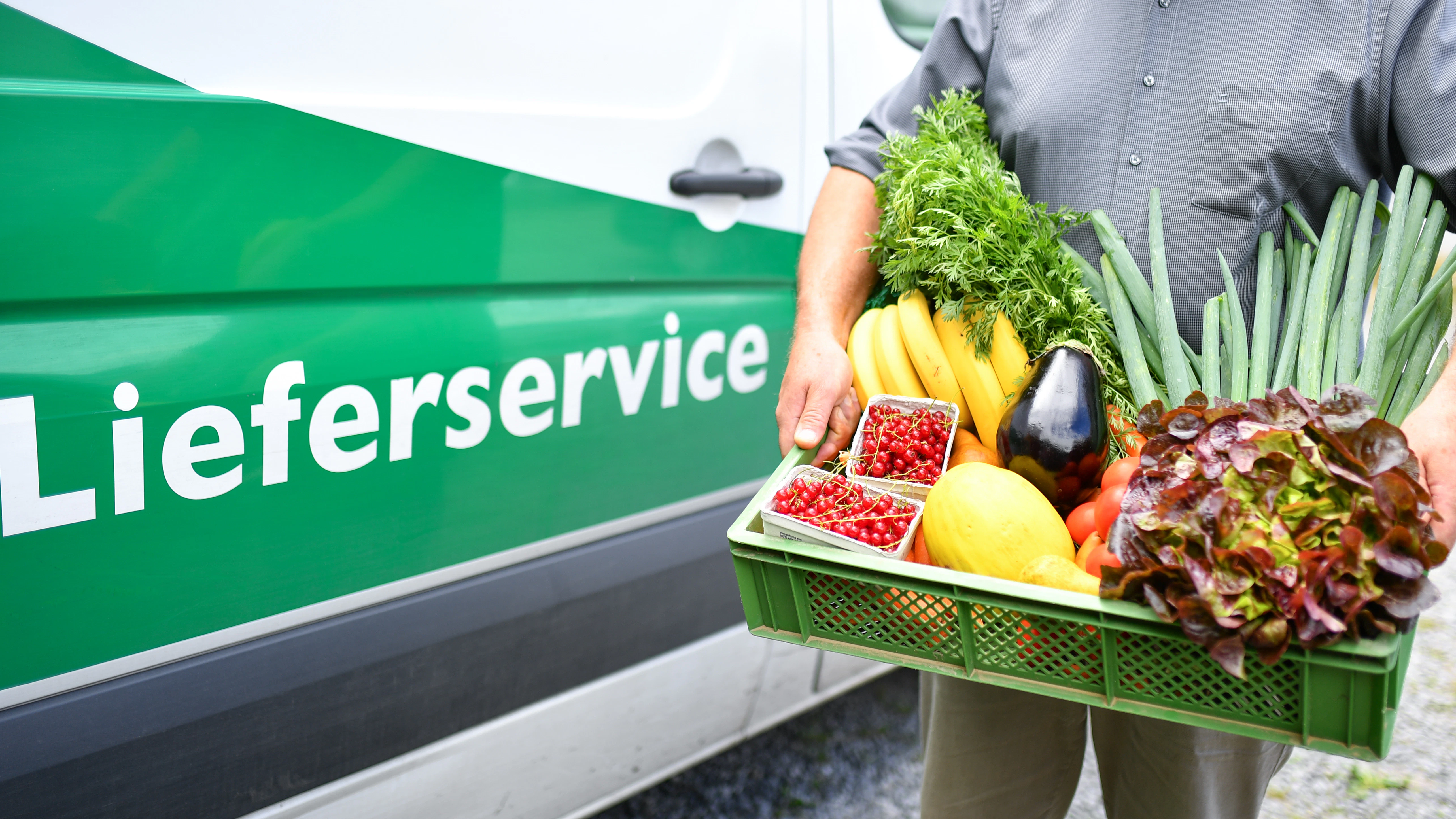 Eine sogenannte Bio-Kiste mit Bio-Gemüse und Obst wird geliefert.