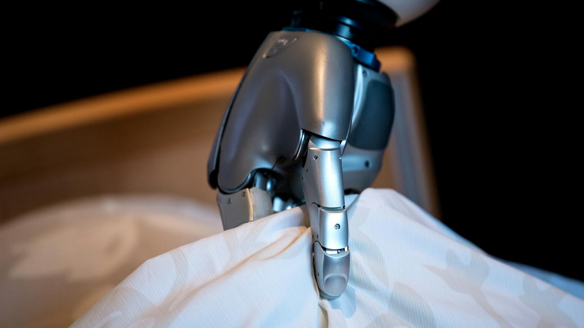 Mit der Technik kommen auch ethische Fragen auf: Geht damit die Menschlichkeit verloren, und wo muss man den Maschinen Grenzen setzen?