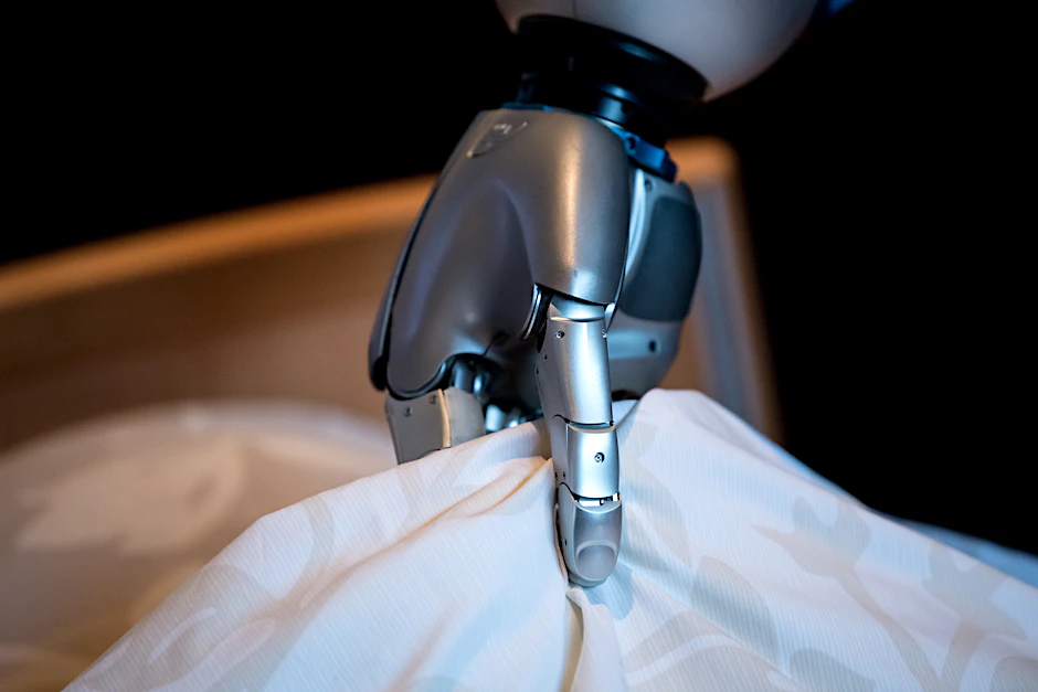 Mit der Technik kommen auch ethische Fragen auf: Geht damit die Menschlichkeit verloren, und wo muss man den Maschinen Grenzen setzen?