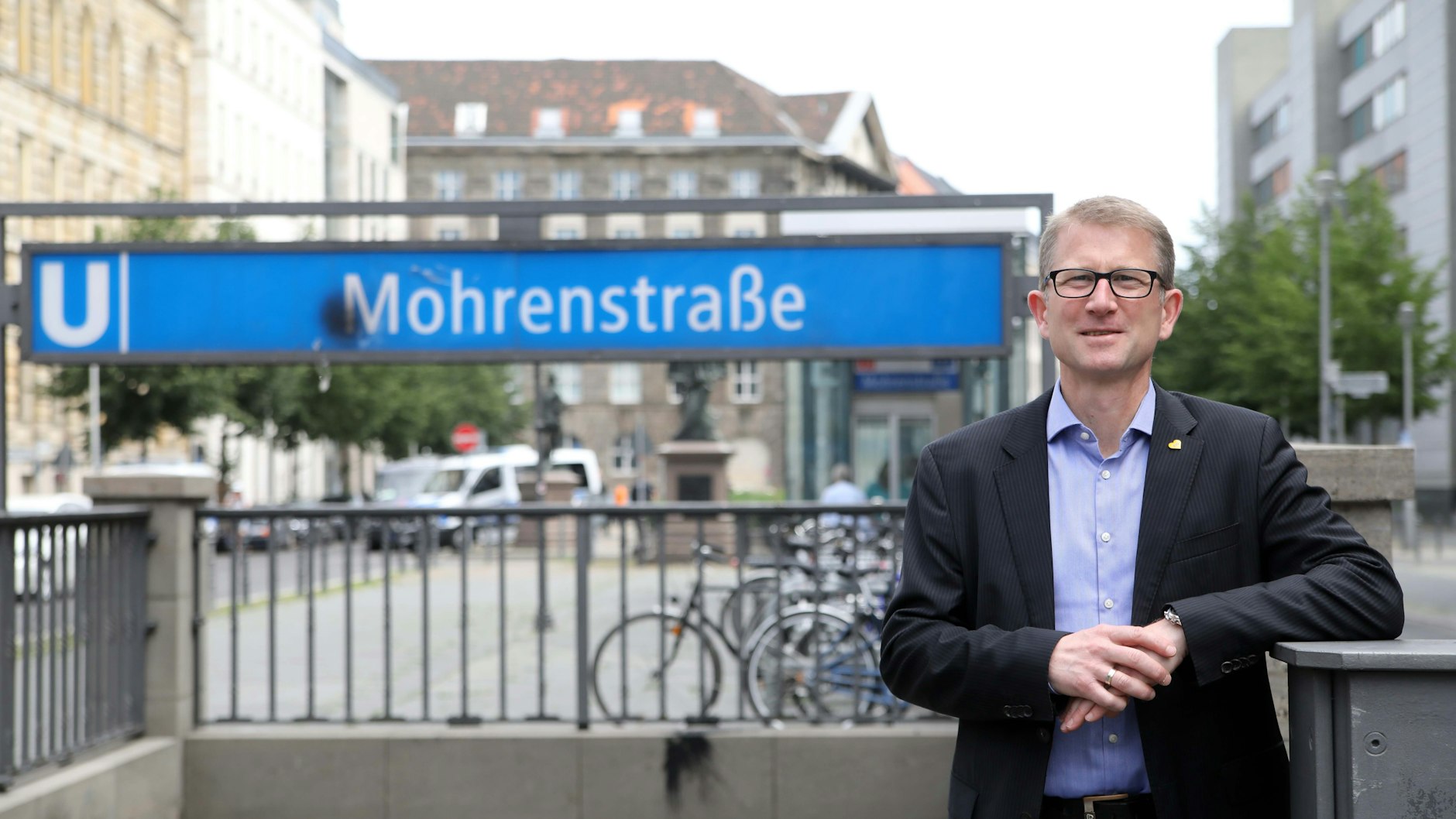 Dr. Rolf Erfurt (47), Betriebsvorstand der BVG erklärt die Beweggründe für die Umbenennung der Mohrenstraße.