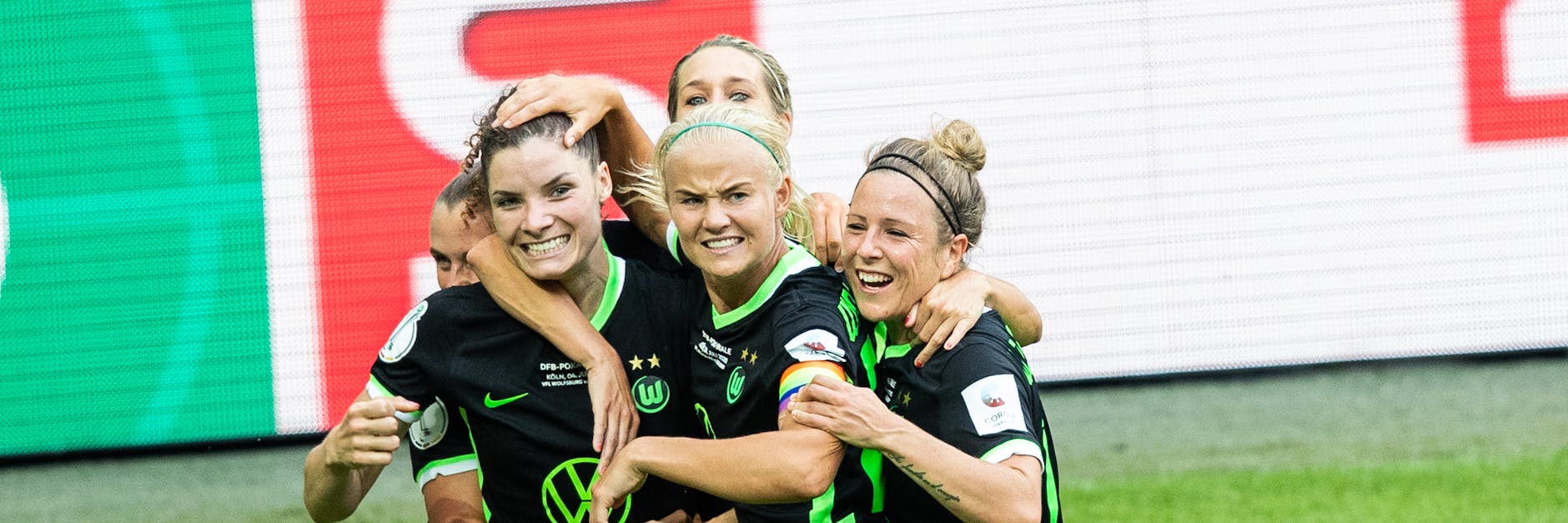 Die Wolfsburger Spielerinnen bejubeln den Treffer zum 3:2.