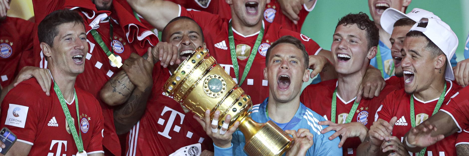 Bayerns Keeper Manuel Neuer hebt den Pokal hoch. Der Rekordmeister jubelt über das Double.