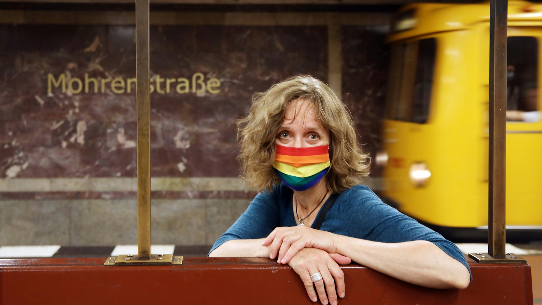 Die BVG wird den U-Bahnhof Mohrenstraße in Glinkastraße umbenennen. Eva Göllner (56) aus Schöneberg findet das gut.