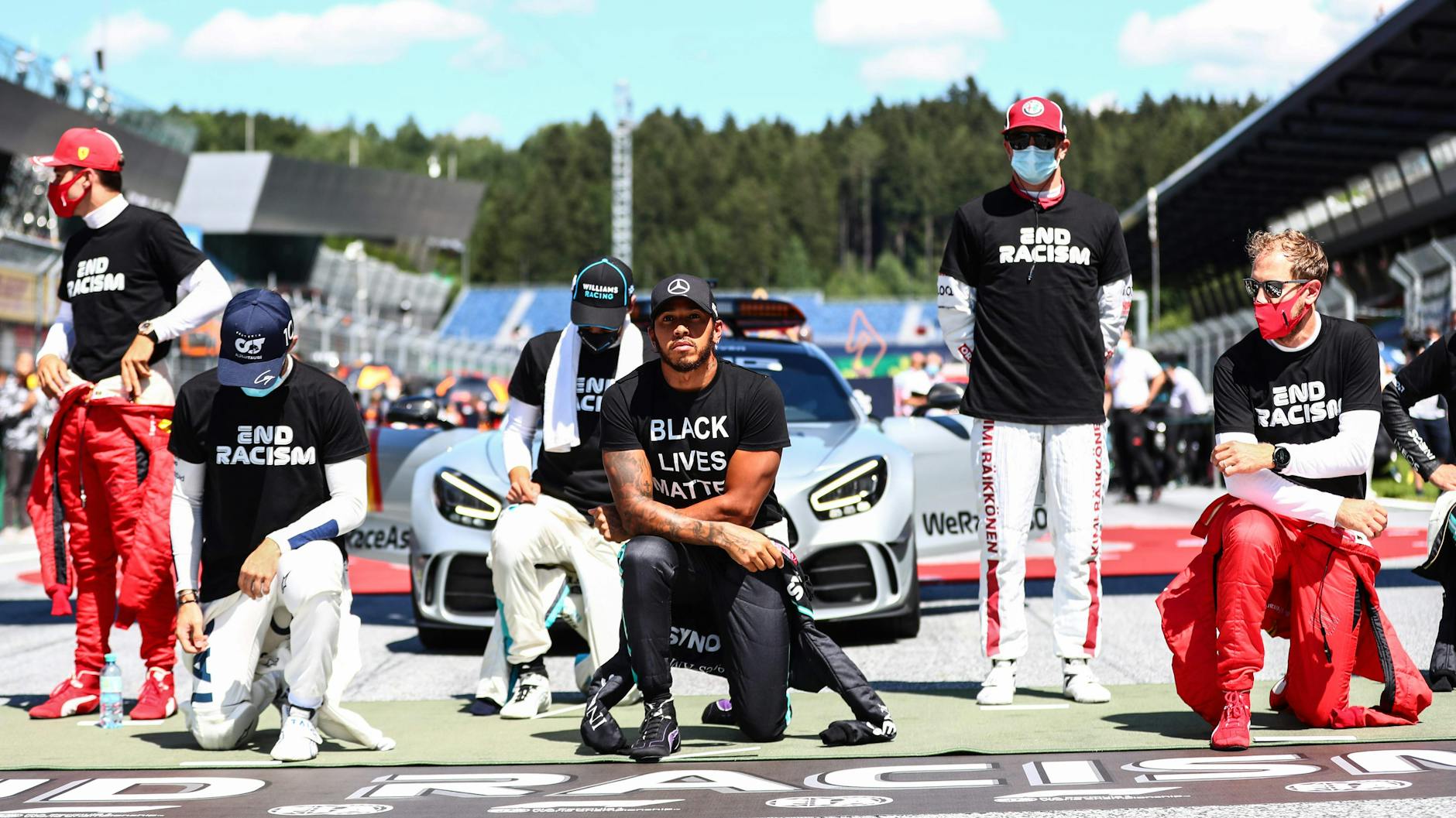 Politisches Zeichen: 14 der 20 Piloten gingen auf die Knie, alle trugen schwarze Shirts mit der Aufschrift „End Racism“ oder „Black Lives Matter“.