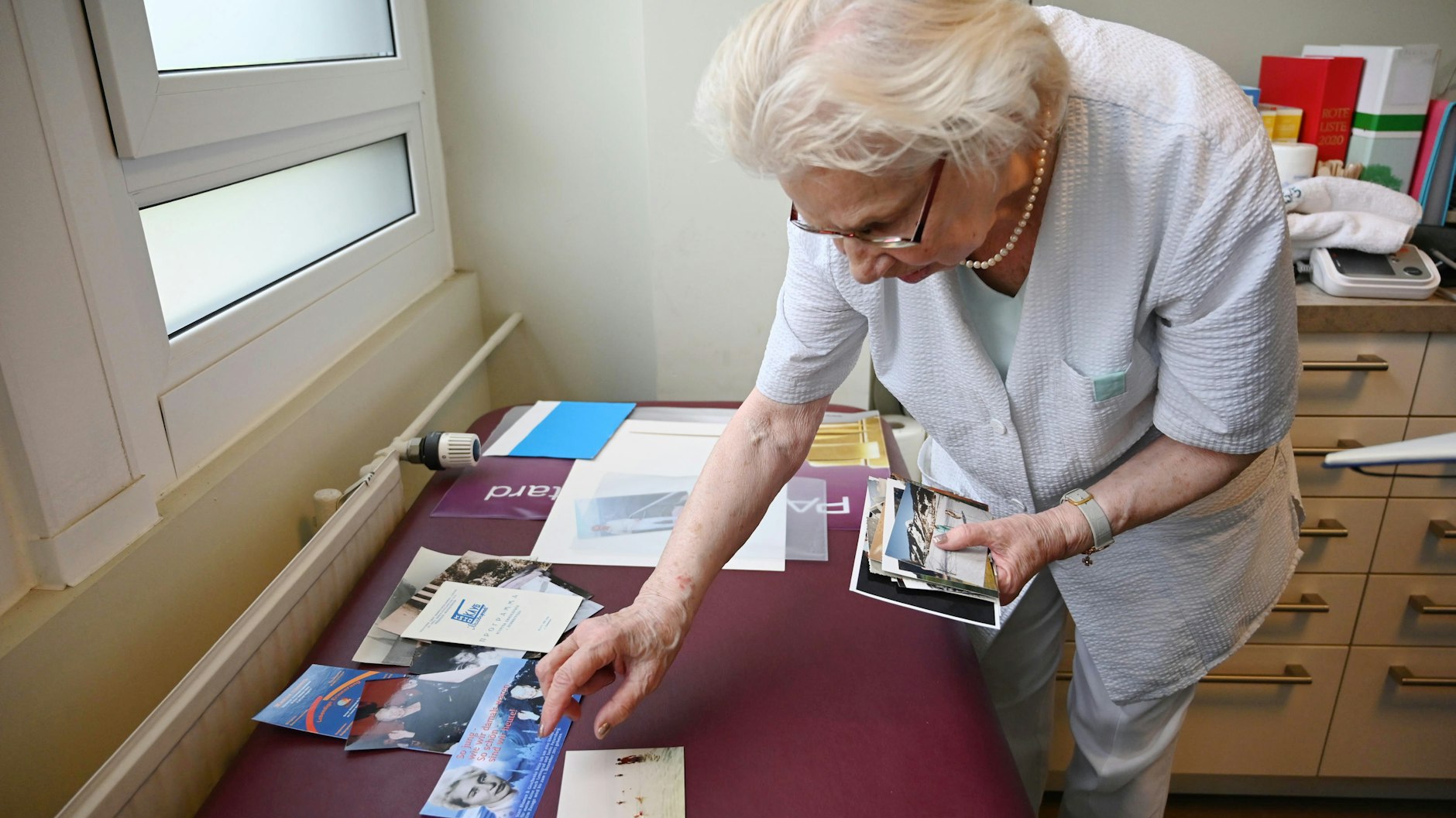 Erinnerungen, Erinnerungen: Dr. Natalja Jahn zeigt die Einladung zur Feier ihres 80. Geburtstags, bei der hundert Besucher kamen.