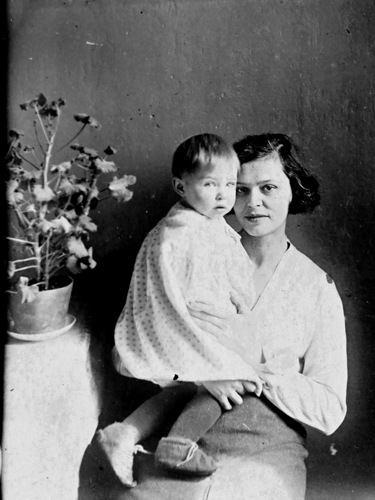 Natalja als Kleinkind auf dem Arm ihrer Mutter Polina, die sie bis zum Tod in Berlin pflegte.