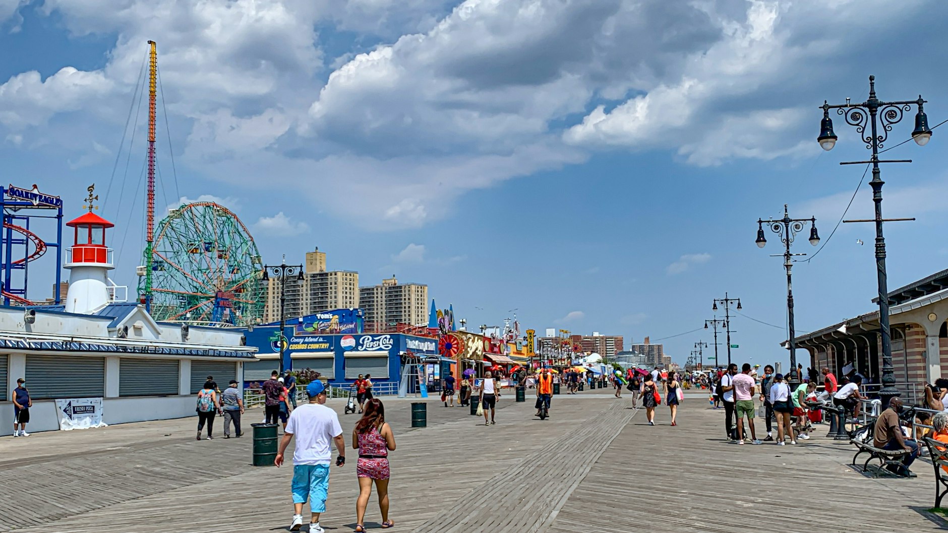 Im beliebten Freizeit- und Vergnügungsviertel von New York, Coney Island, sind nur wenige Menschen unterwegs.&nbsp;