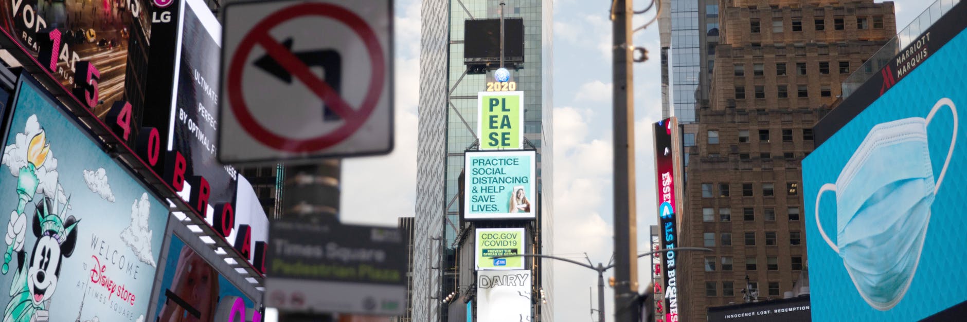 Auf den elektronischen Plakatwänden am Times Square in New York wird auf die Hygiene- und Abstandsregeln in Zeiten der Corona-Pandemie hingewiesen. 