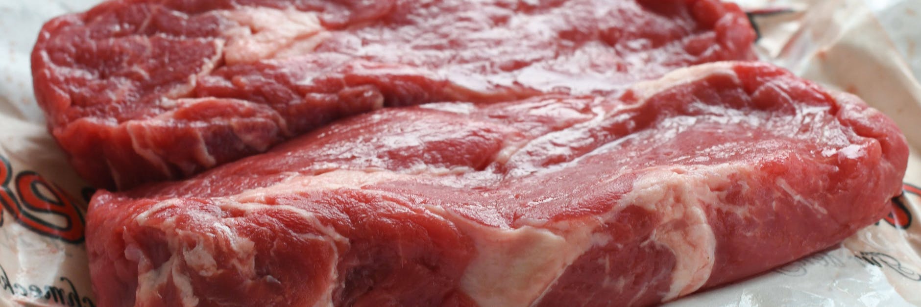 Gut abgehangene Rindersteaks.