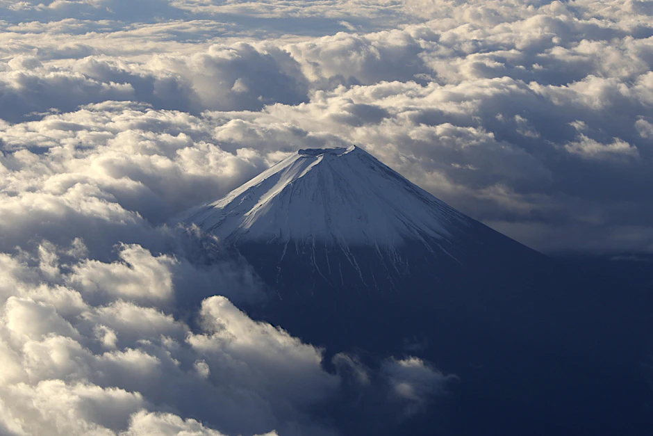 Der schneebedeckte Mount Fuji in Japan, ein Vulkan mit 3776 Metern Höhe.