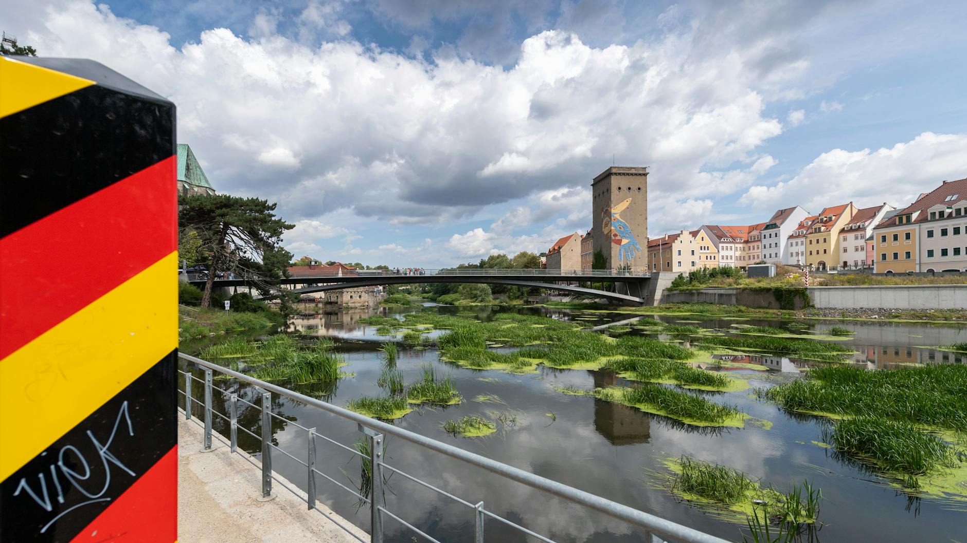 Blick auf die Altstadtbrücke über die Neiße zwischen Görlitz (links) und Zgorzelec in Polen.