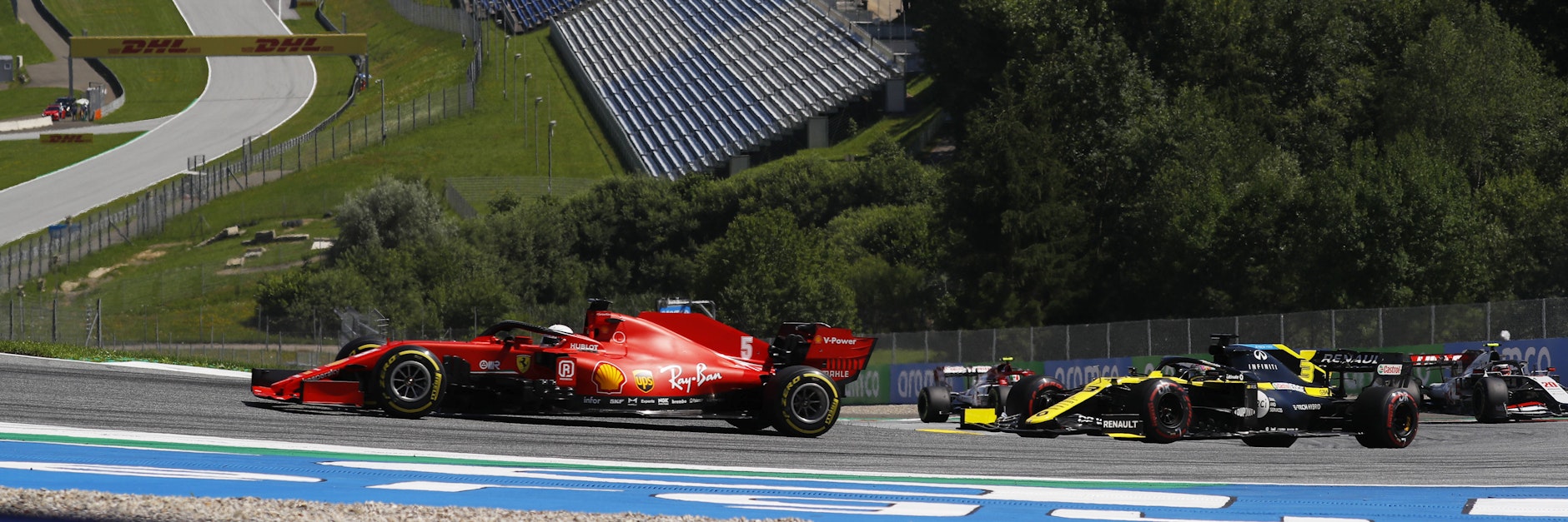 Für Sebastian Vettel (l.) im Ferrari gab es zum Auftakt in Österreich nur ein WM-Pünktchen.