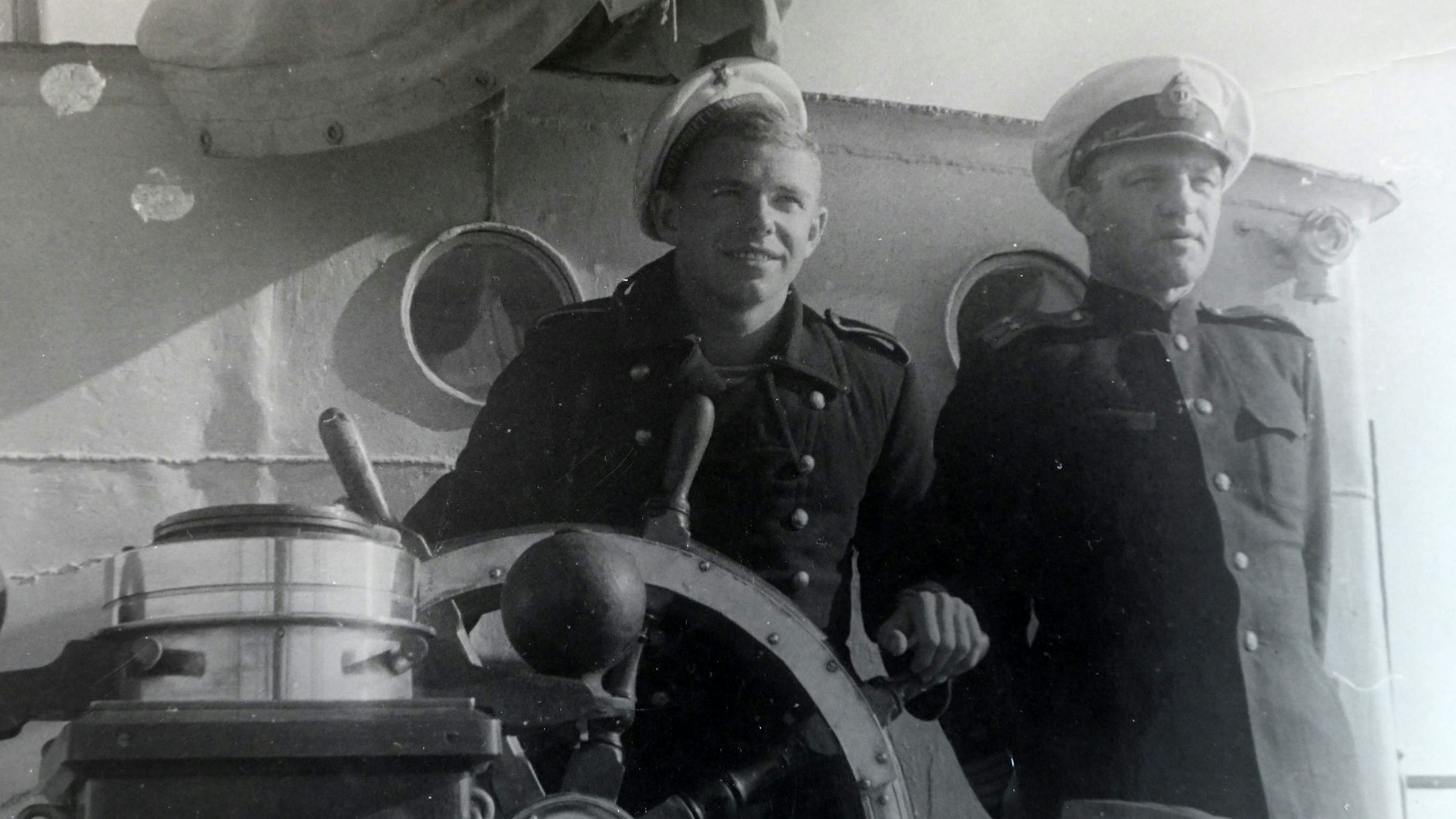 Viktor Dolgow, der Vater Natalja Jahns (r.) als Schiffskommandant 1947.