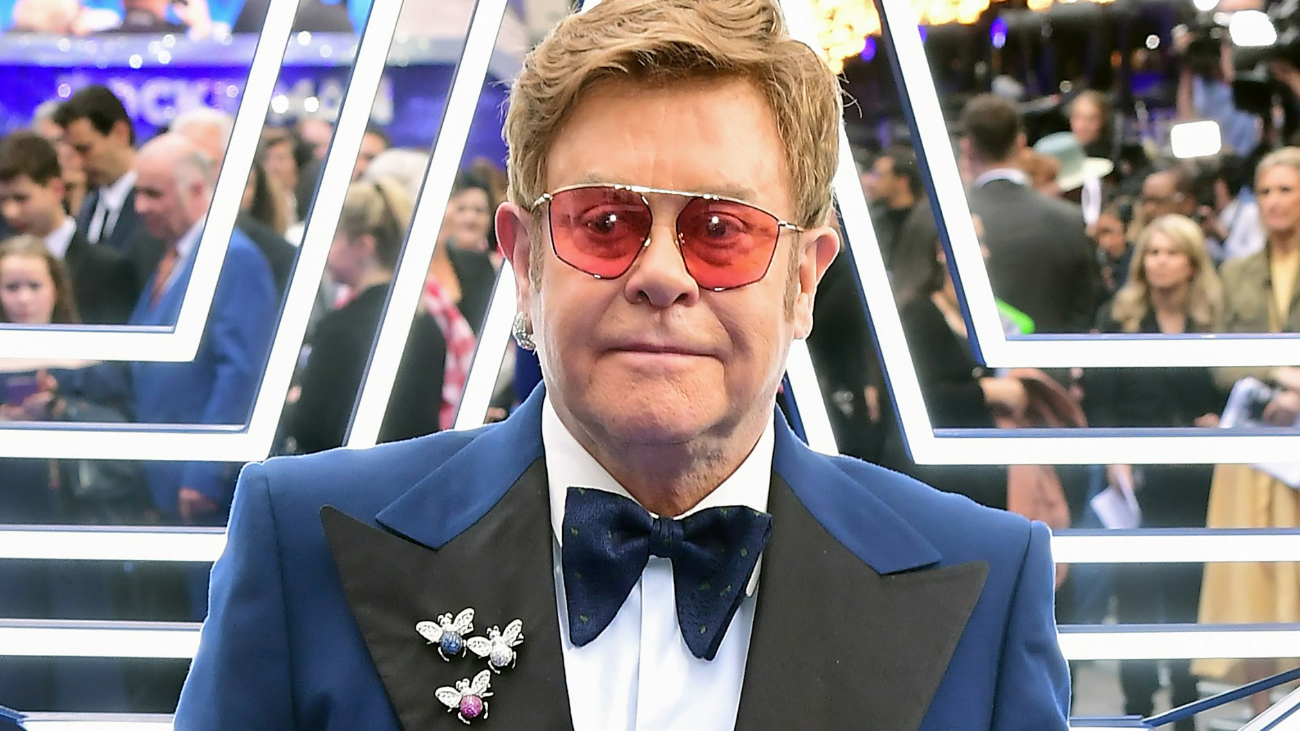 Elton John mit einer für ihn typischen, da sehr auffälligen Brille.