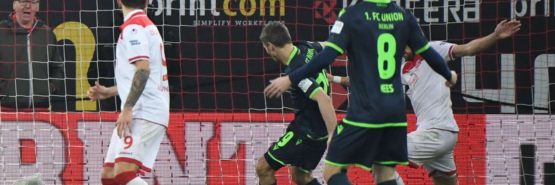 Michael Parensen (M.) erzielt ein der Hinrunde in Düsseldorf sein allererstes Bundesliga-Tor. 