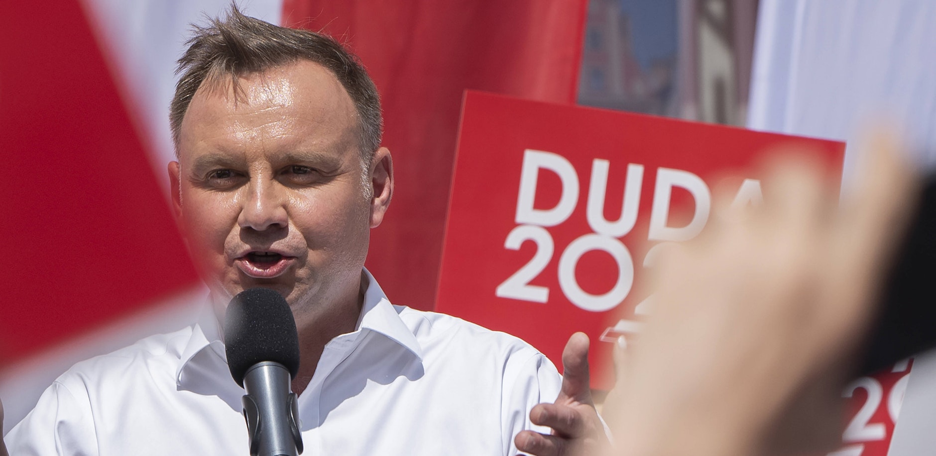 Im Rennen um das Präsidentenamt muss sich Duda am 12. Juli einer Stichwahl gegen seinen liberalkonservativen Herausforderer Rafal Trzaskowski stellen.