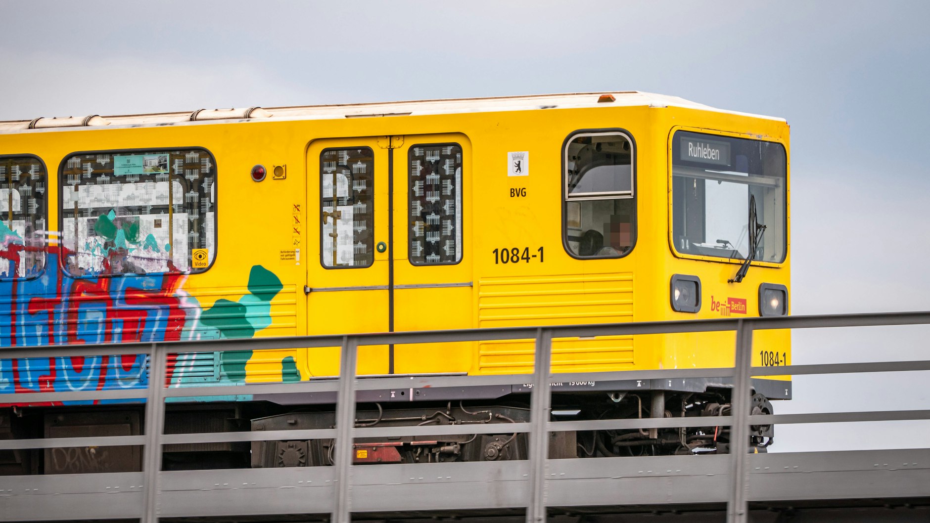 Ein U-Bahn-Zug der Linie U2 nach Ruhleben. Corona hat die Züge geleert, das scheint Farbschmierereien zu begünstigen. 