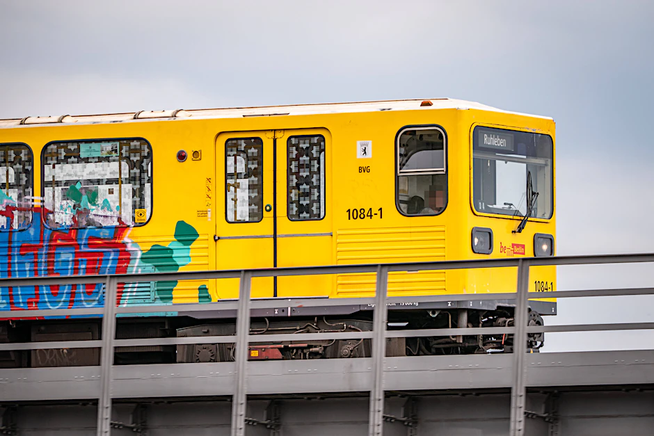 Ein U-Bahn-Zug der Linie U2 nach Ruhleben. Corona hat die Züge geleert, das scheint Farbschmierereien zu begünstigen.&nbsp;&nbsp;