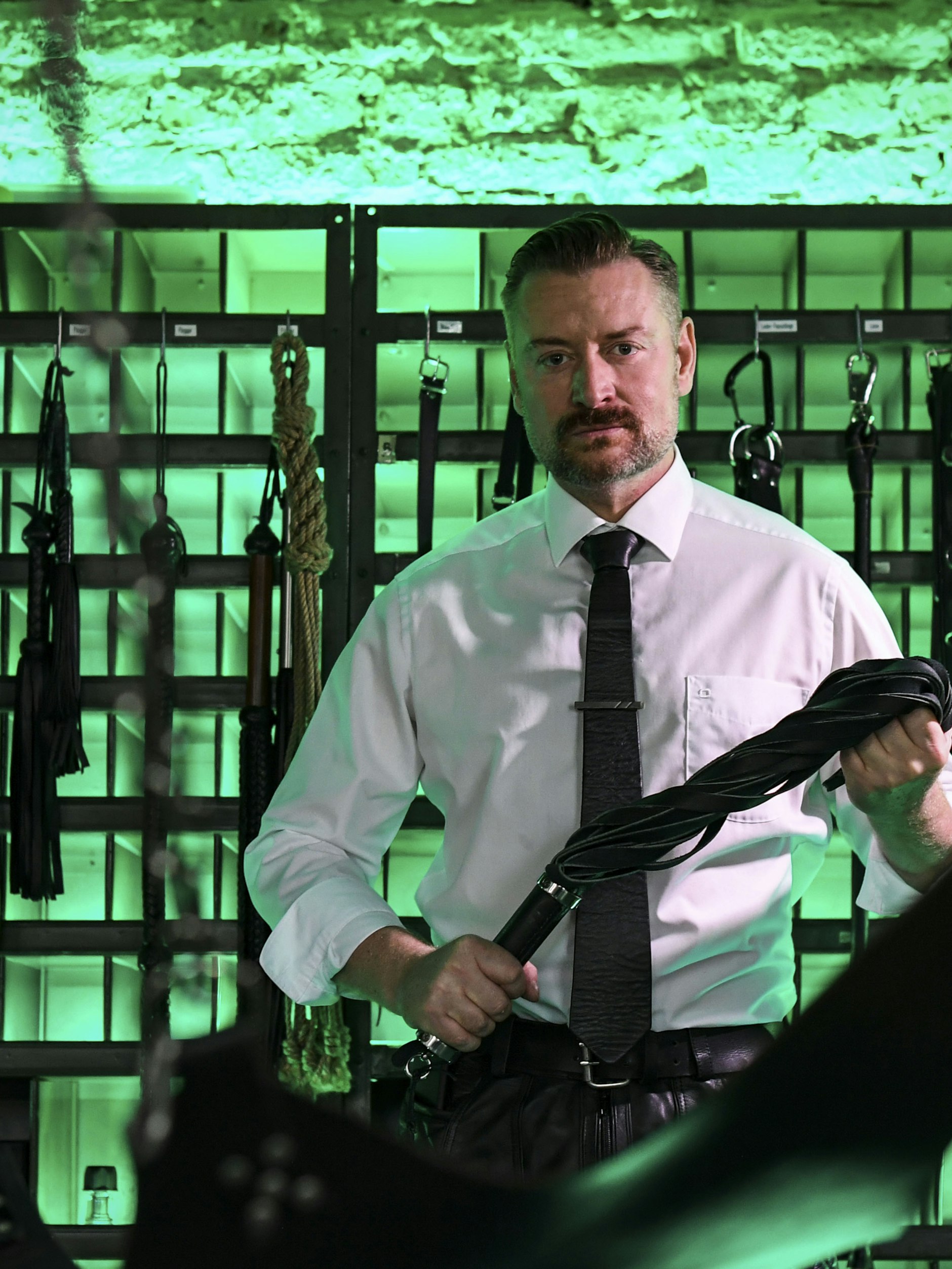 Master Andrè (42) arbeitet auch ohne Corona mit Kondomen, Desinfektionsmittel und Handschuhen.