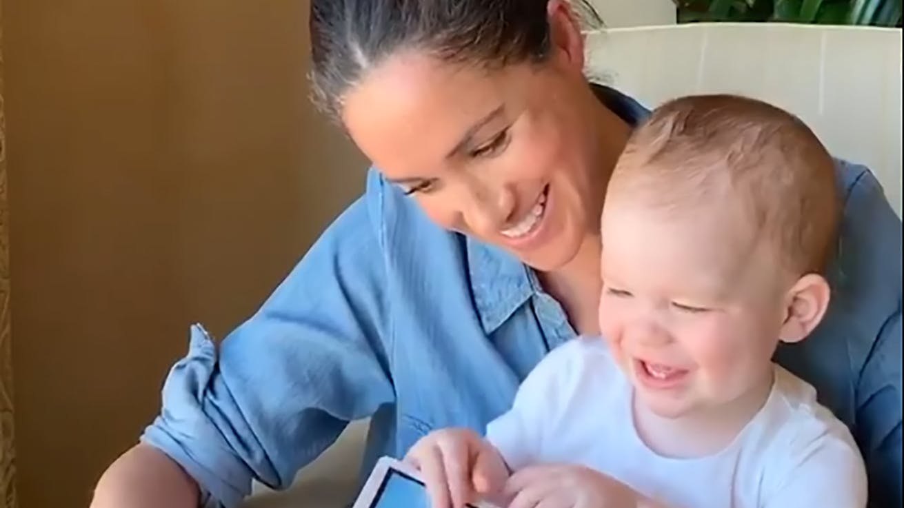 Eines der seltenen Bilder von Archie: Meghan liest ihrem kleinen Sohn etwas vor.