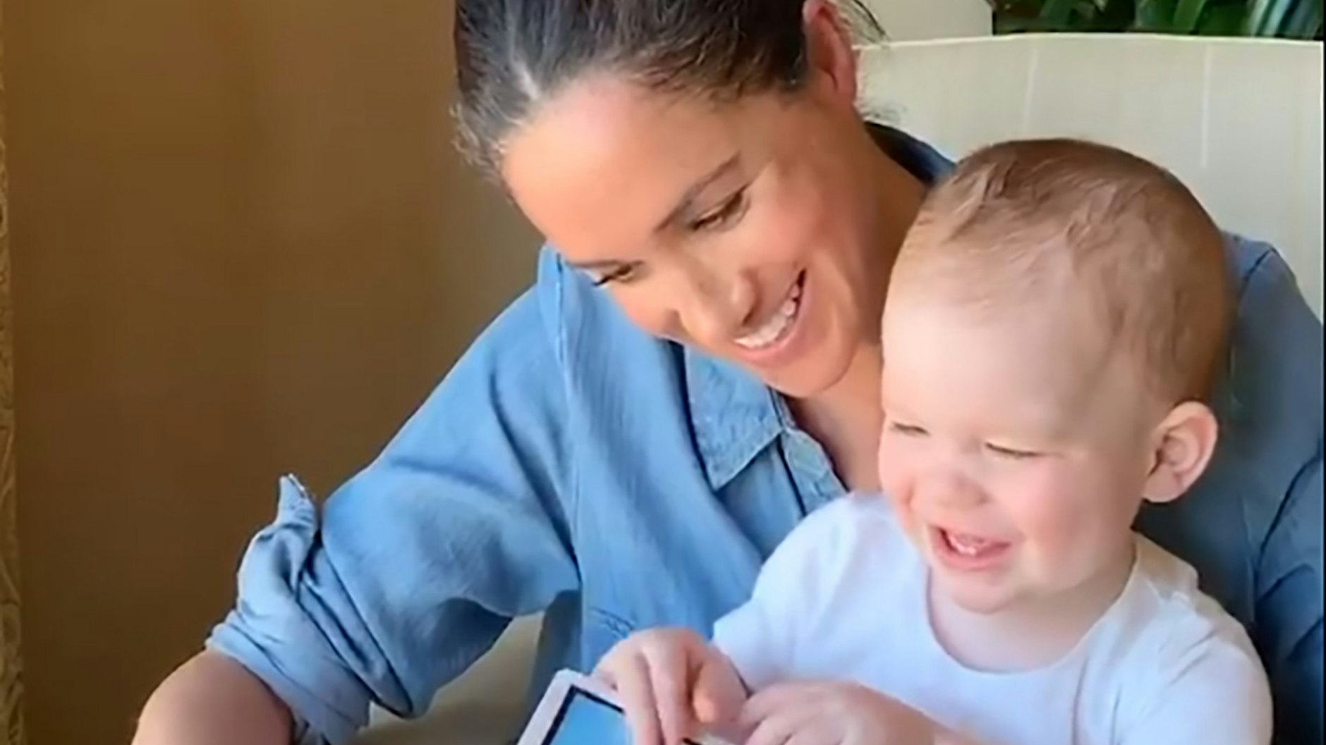 Eines der seltenen Bilder von Archie: Meghan liest ihrem kleinen Sohn etwas vor.