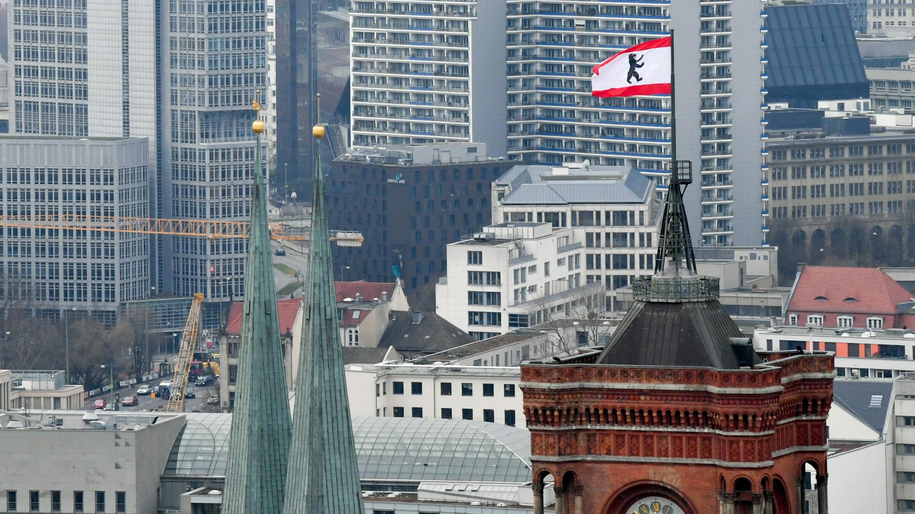 Dürfen Vermieter neben der laut Mietendeckel zulässigen Miete eine zweite, höhere Miete im Vertrag vereinbaren, eine sogenannte Schattenmiete? Das ist umstritten.