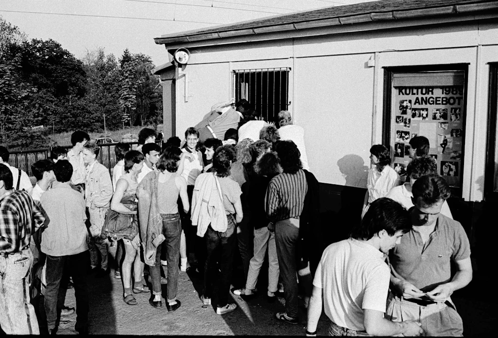 Sächsische Jugendliche stehen nach Disco- Karten an: Jugendclub Beimlergebiet Chemnitz, frühe 1980er-Jahre.