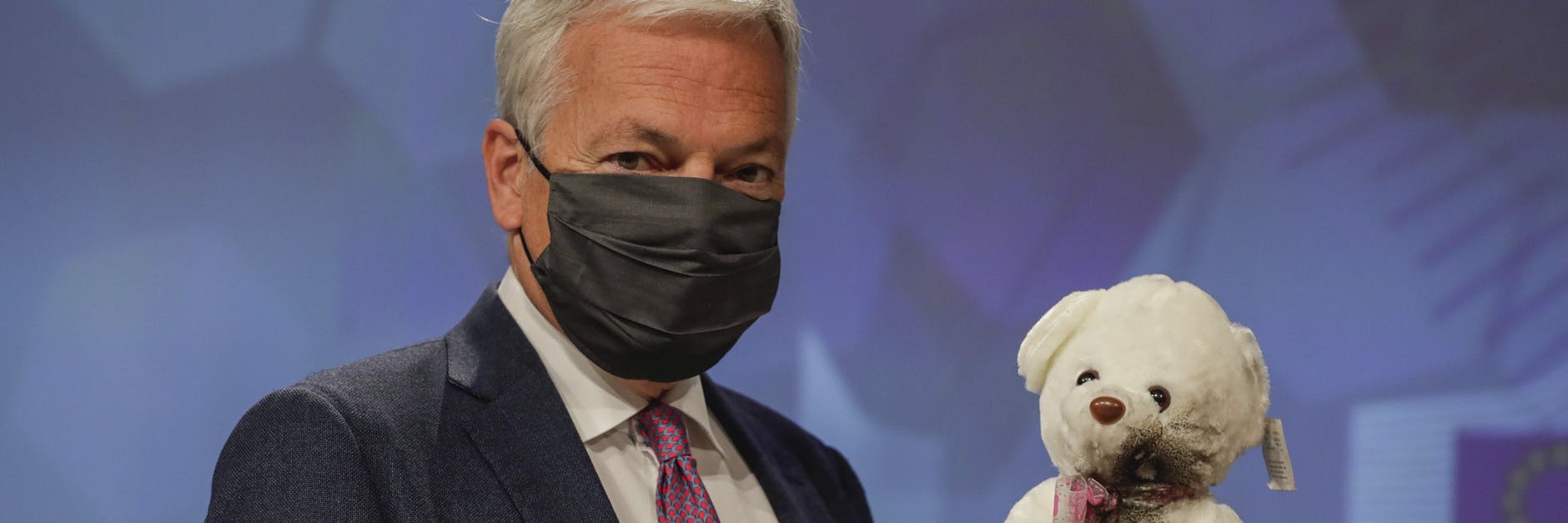 EU-Justizkommissar Didier Reynders mit einem brennbaren Teddy: Spielzeug macht einen großen Teil der gefährlichen Produkte aus.