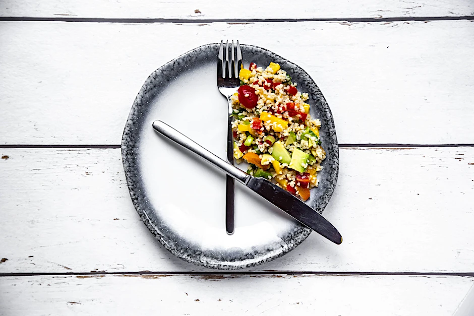 Nur in bestimmten Zeiträumen zu essen, ist die gängigste Form des Intervallfastens.&nbsp;
