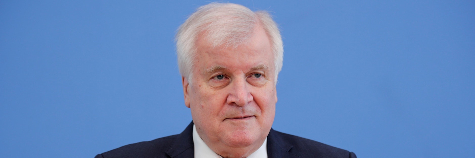 Horst Seehofer (CSU) sieht im Rechtsextremismus weiterhin eine der größten Bedrohungen für die Sicherheit in Deutschland.