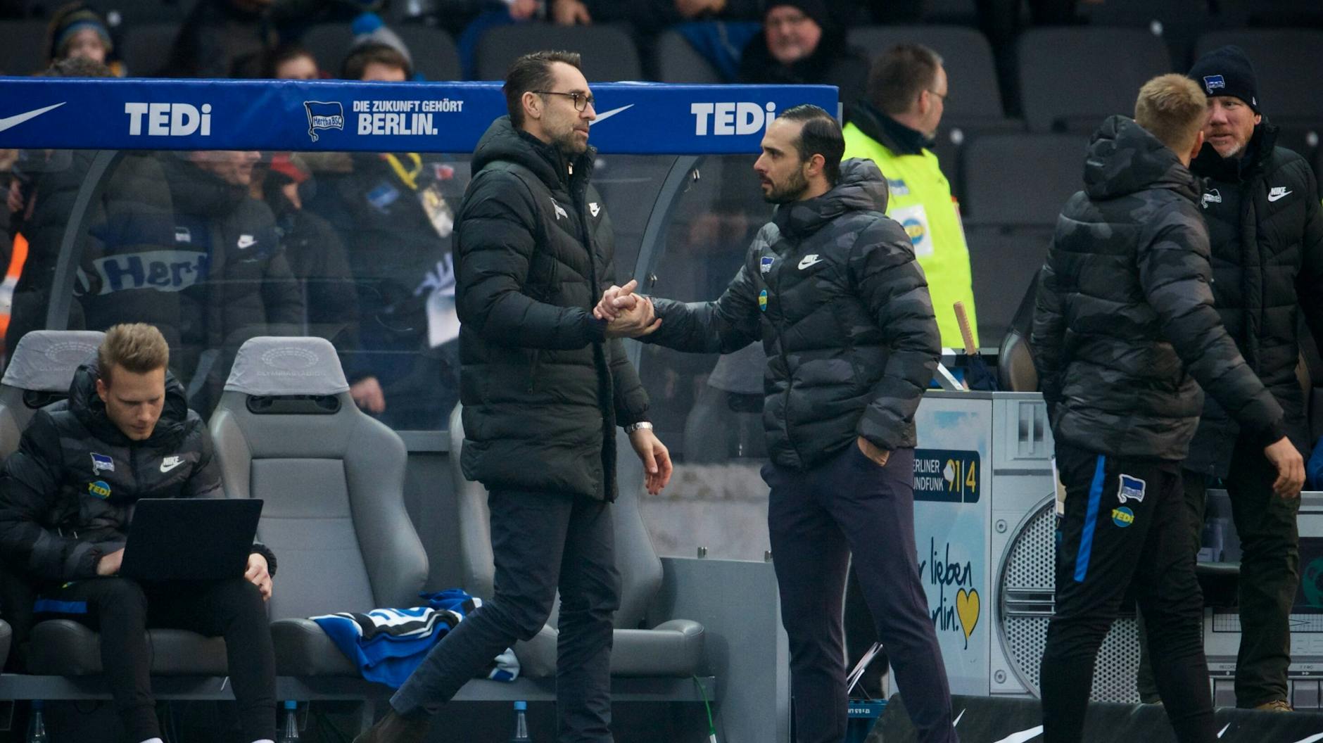 Manager Michael Preetz (l.) zog während der Corona-Pause die Konsequenzen. Hertha trennte sich von Alexander Nouri. 