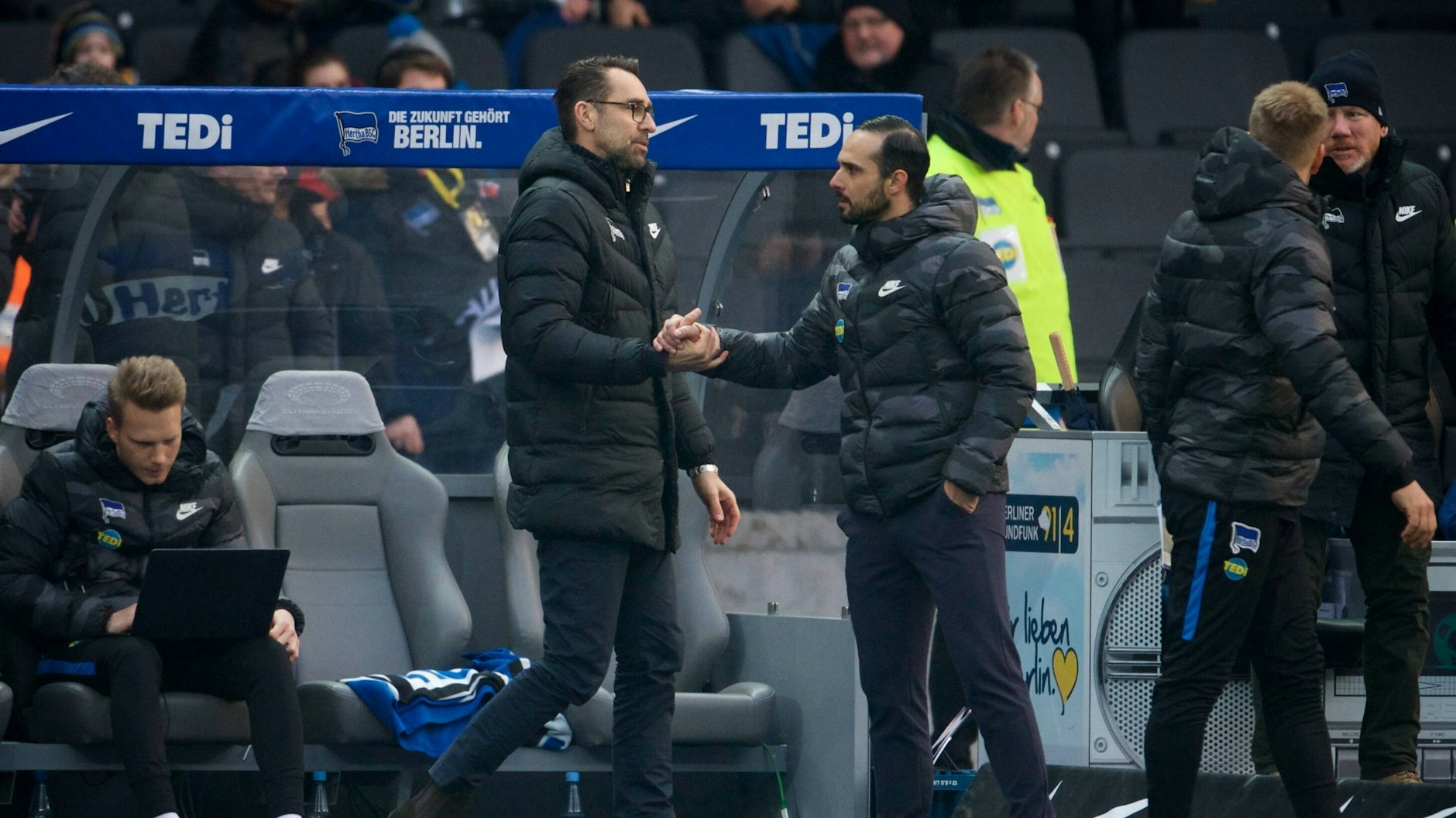 Manager Michael Preetz (l.) zog während der Corona-Pause die Konsequenzen. Hertha trennte sich von Alexander Nouri.&nbsp;