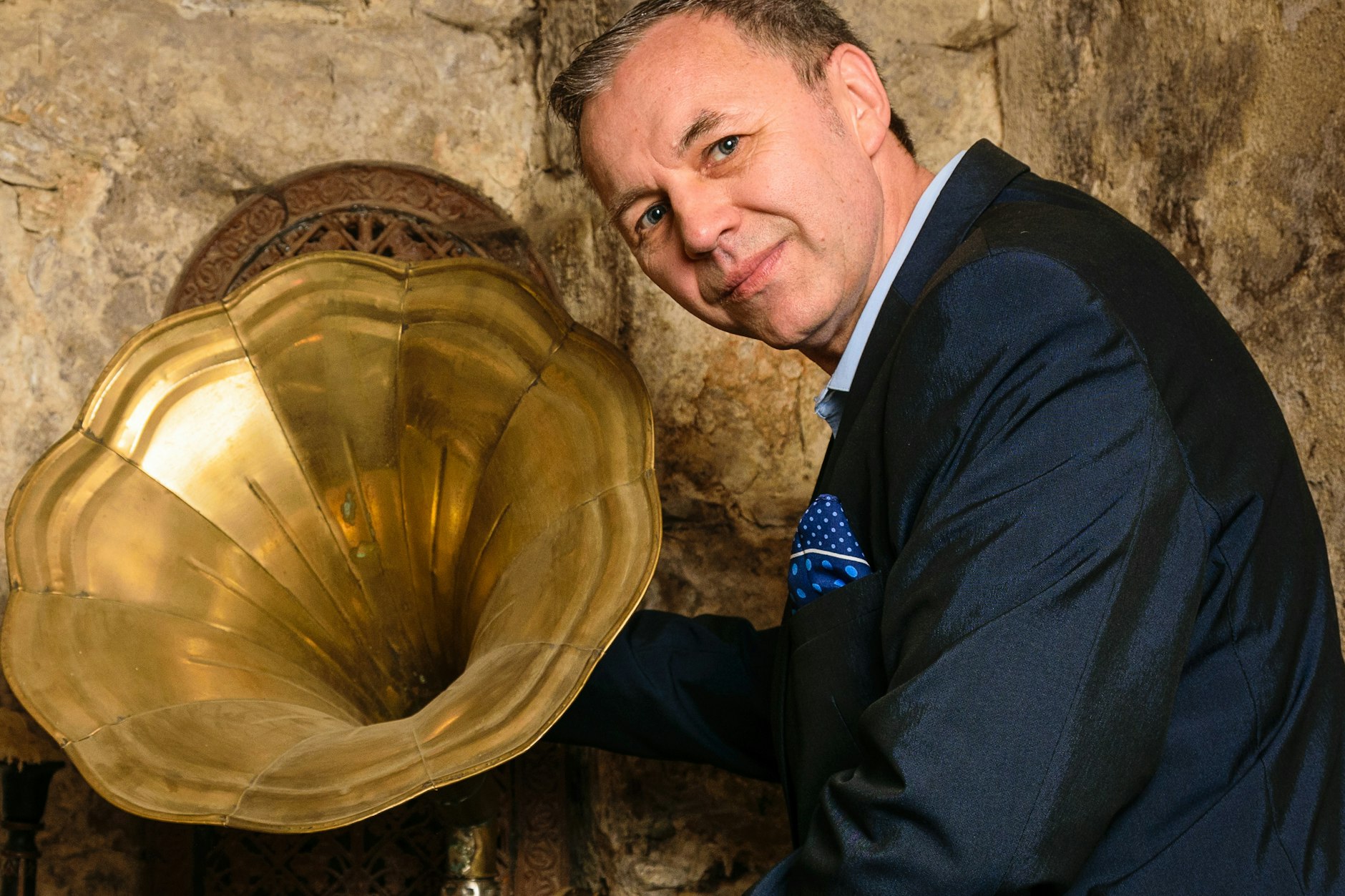 Semperoper-Tenor Torsten Schäpan liebt alte Plattenaufnahmen, wird die Capri-Fischer auf einem Boot-Konzert auf dem Müggelsee singen.