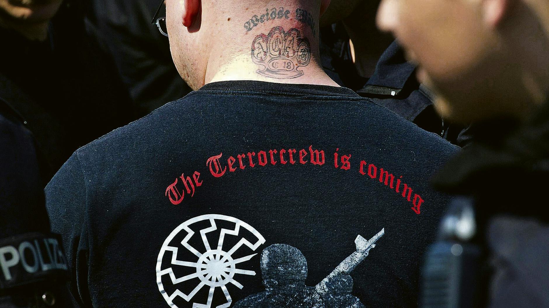 Ein Neoanzi-Skinhead trägt ein Tattoo mit dem Kürzel C18 für Combat 18. Die Gruppe wurde im Januar vom Bundesinnenministerium verboten.