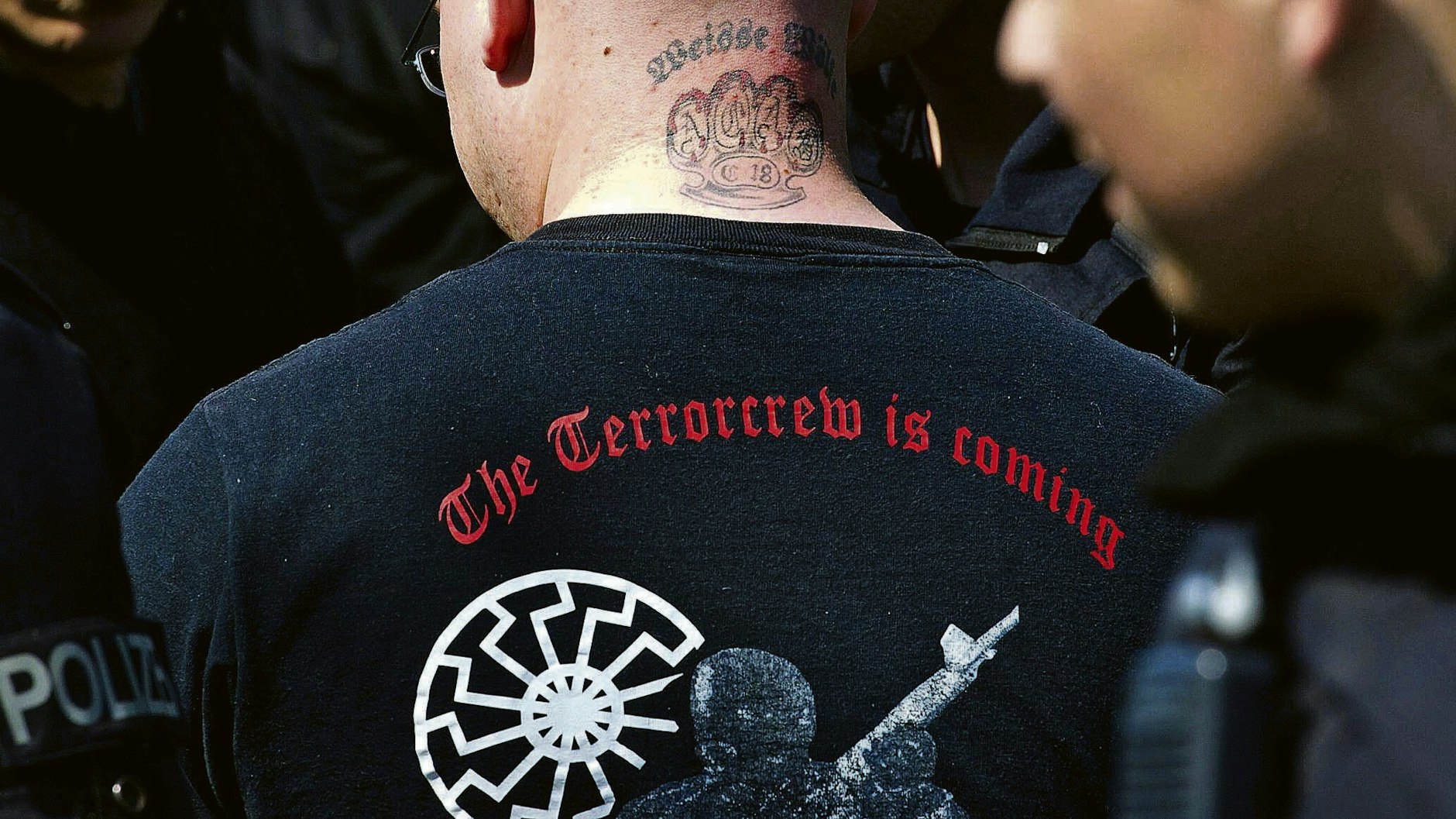 Ein Neoanzi-Skinhead trägt ein Tattoo mit dem Kürzel C18 für Combat 18. Die Gruppe wurde im Januar vom Bundesinnenministerium verboten.