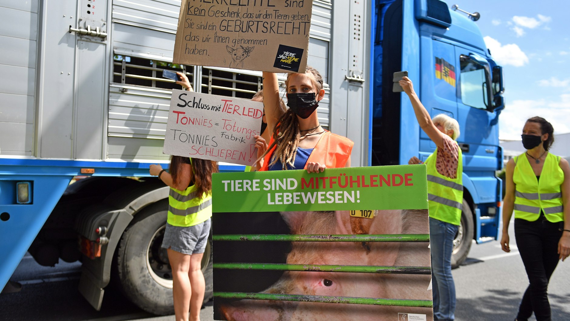 Die Fleischindustrie steht am Pranger: Aktivistinnen und Aktivisten des Deutschen Tierschutzbüros halten vor dem Tönnies-Schlachthof in Weißenfels einen Tiertransport mit Schweinen an.