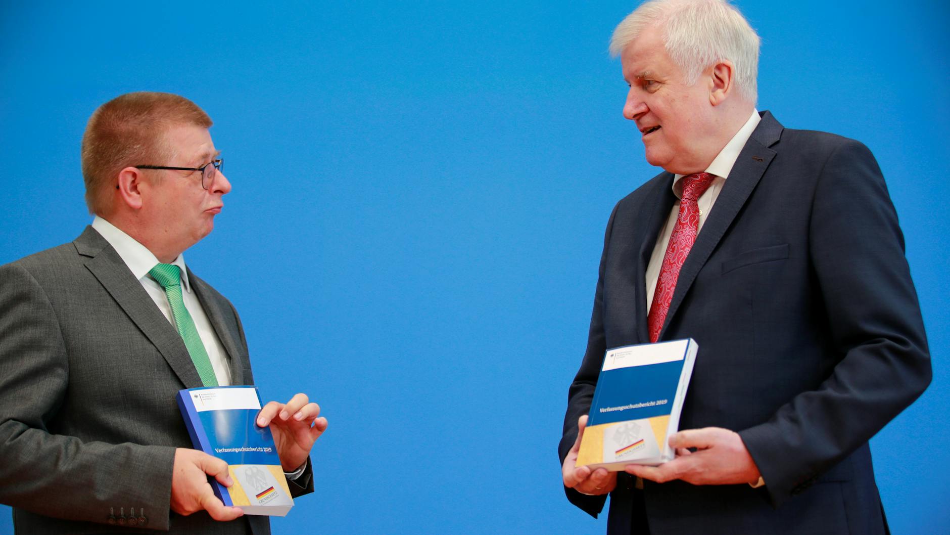 Innenminister Horst Seehofer (CSU) und Thomas Haldenwang, Präsident des Bundesamtes für Verfassungsschutz (BfV), stellten den Verfassungsschutzbericht 2019 vor.