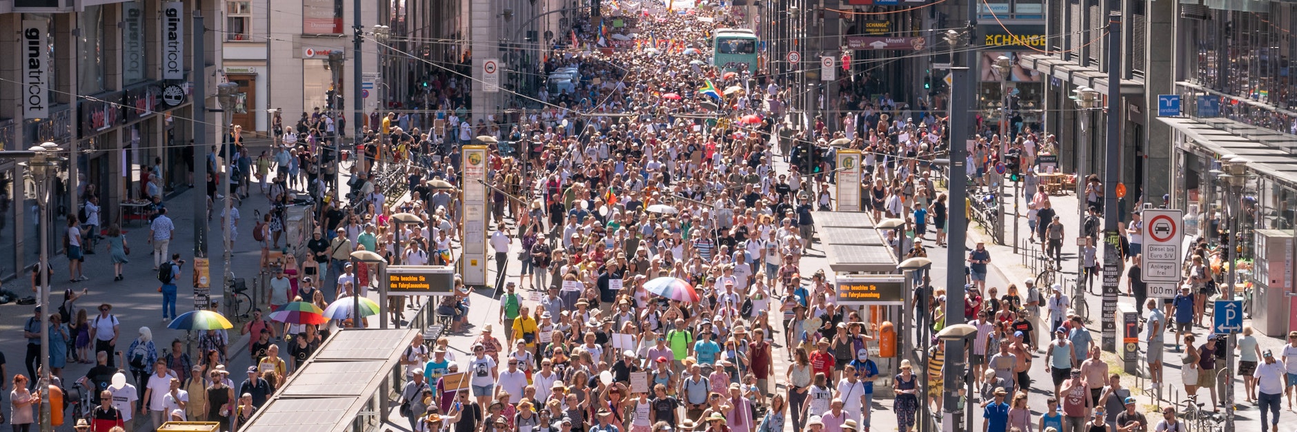 Demozug in der Friedrichstraße in Mitte.