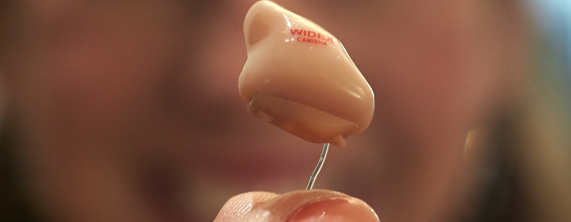 Kleiner als ein Fingernagel, manchmal nur zwei Gramm leicht: So ein Hörgerät geht schnell unbemerkt verloren.