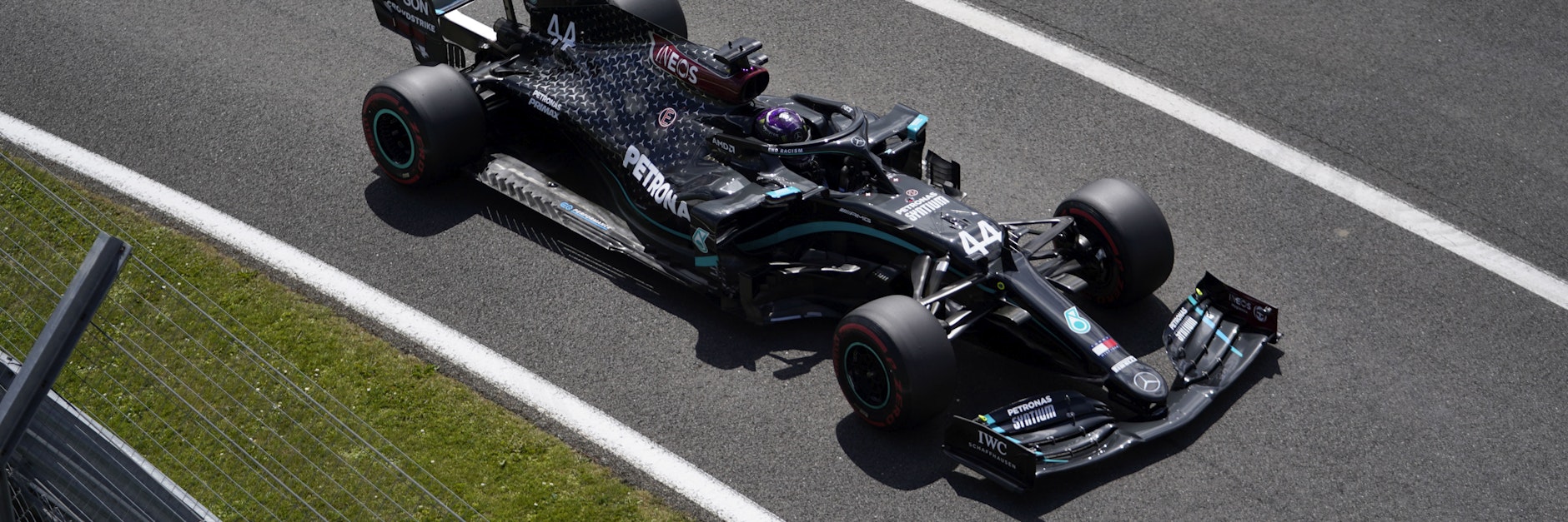 Lewis Hamilton allein auf weiter Flur.