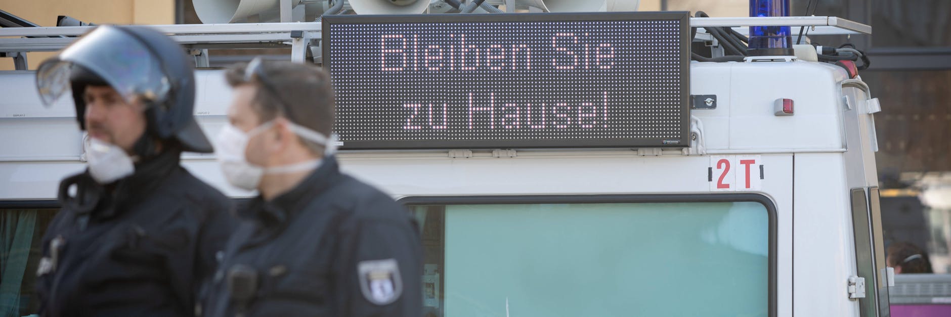 „Bleiben Sie zu Hause!“ prangt an einem Polizeiwagen am Rande einer Demo in Berlin Anfang April. Damals galten in der Lockdown-Phase Ausgangs- und Kontaktbeschränkungen.