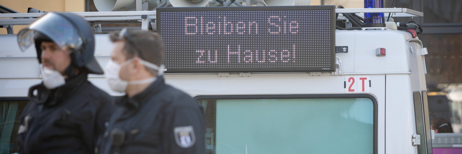 „Bleiben Sie zu Hause!“ prangt an einem Polizeiwagen am Rande einer Demo in Berlin Anfang April. Damals galten in der Lockdown-Phase Ausgangs- und Kontaktbeschränkungen.