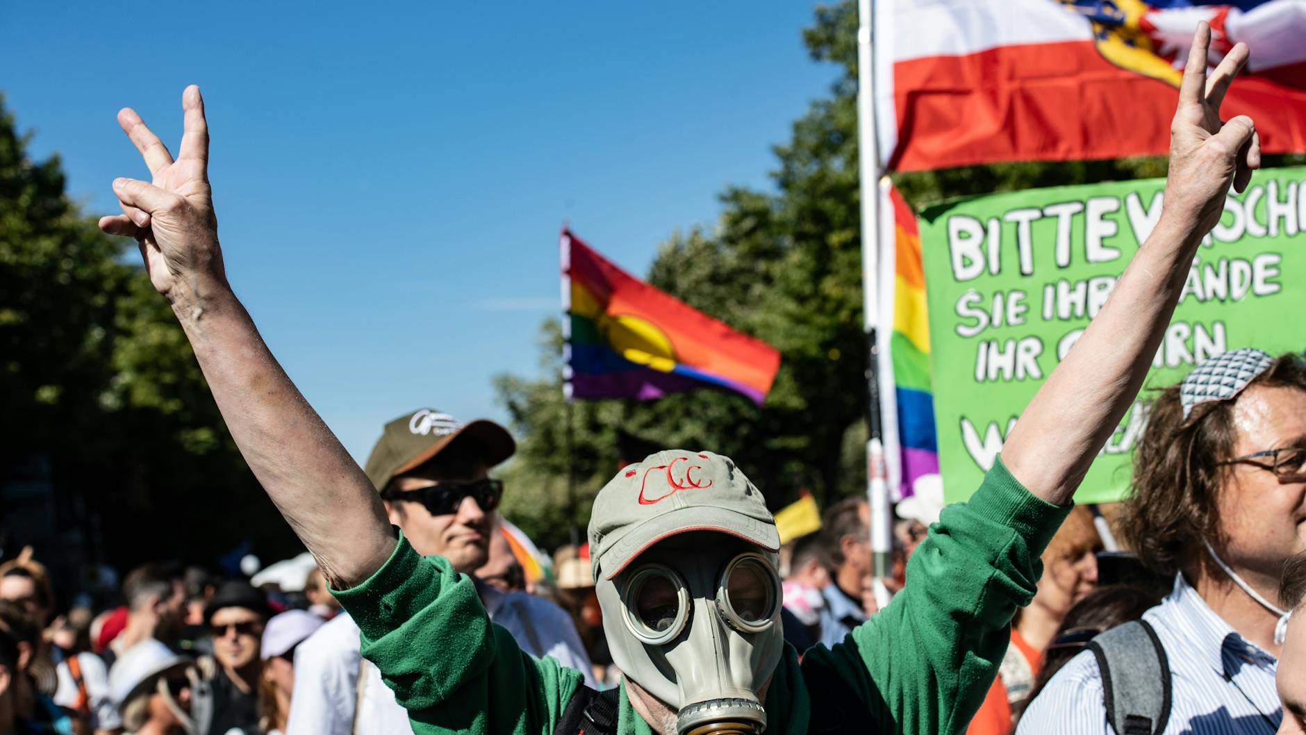 Ein Teilnehmer trägt eine Gasmaske bei der Demonstration gegen Corona-Maßnahmen unweit des Brandenburger Tores.