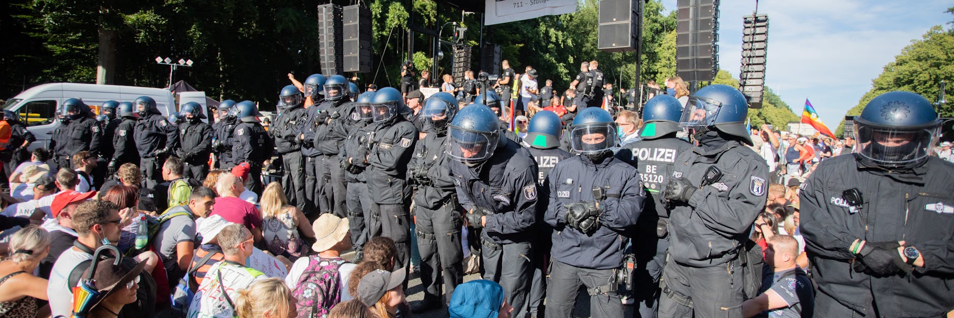 Die Polizei hat die Veranstaltung aufgelöst. Die Veranstalter seien nicht in der Lage, die Hygienemaßnahmen einzuhalten, sagte ein Polizeisprecher. Zu der Demonstration gegen die Corona-Maßnahmen hat die Initiative «Querdenken 711» aufgerufen. 